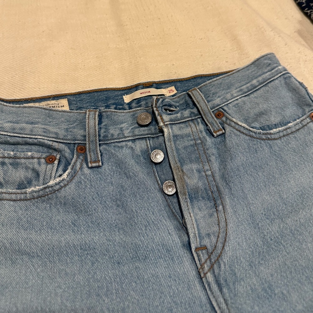 Levi’s wedgie fit light wash jeans - Picture 2 of 5